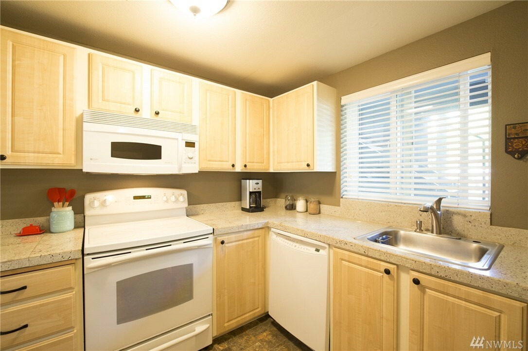 Property Photo: 11103 NE 124th Ln E-117 WA 98034