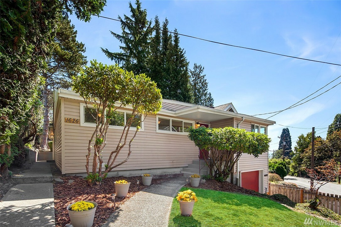 Property Photo: 1626 Madrona Dr WA 98122