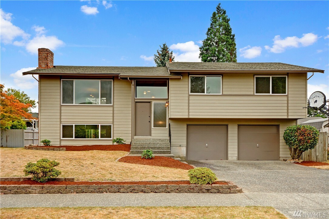 Property Photo:  2102 Whitman Ave NE  WA 98059 