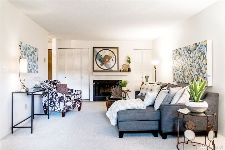 Property Photo: 2222 NE 92nd St 108 WA 98115