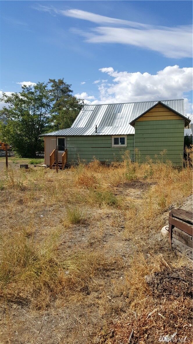 Property Photo:  333 1st Ave S  WA 98840 