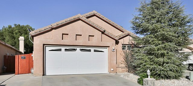 Property Photo: 565 Berkshire Lane CA 92583