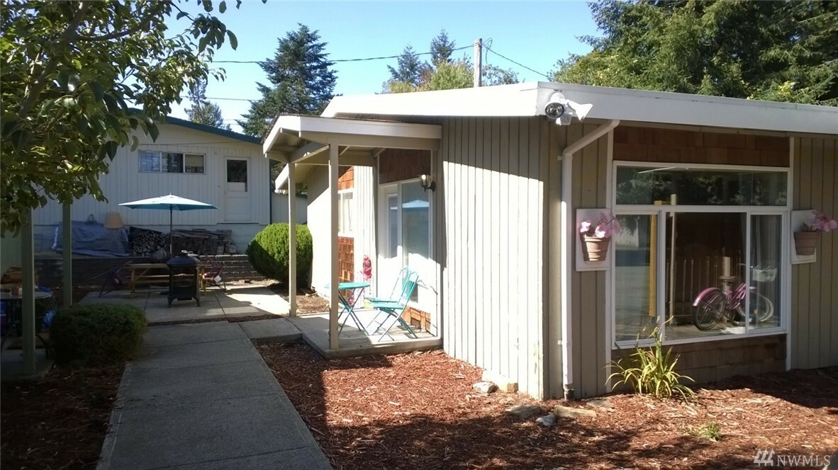 Property Photo:  207 1st Ave W  WA 98027 