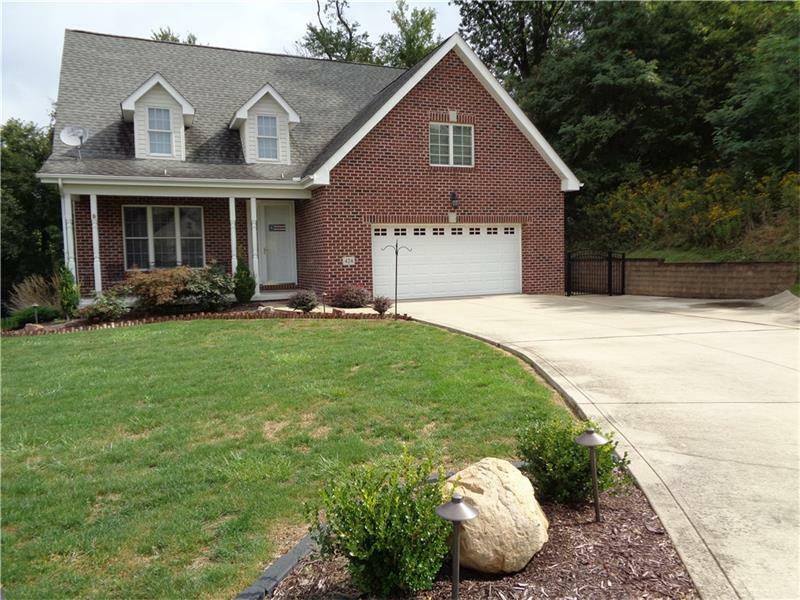 Property Photo:  424 Abbey Lane  PA 15012 