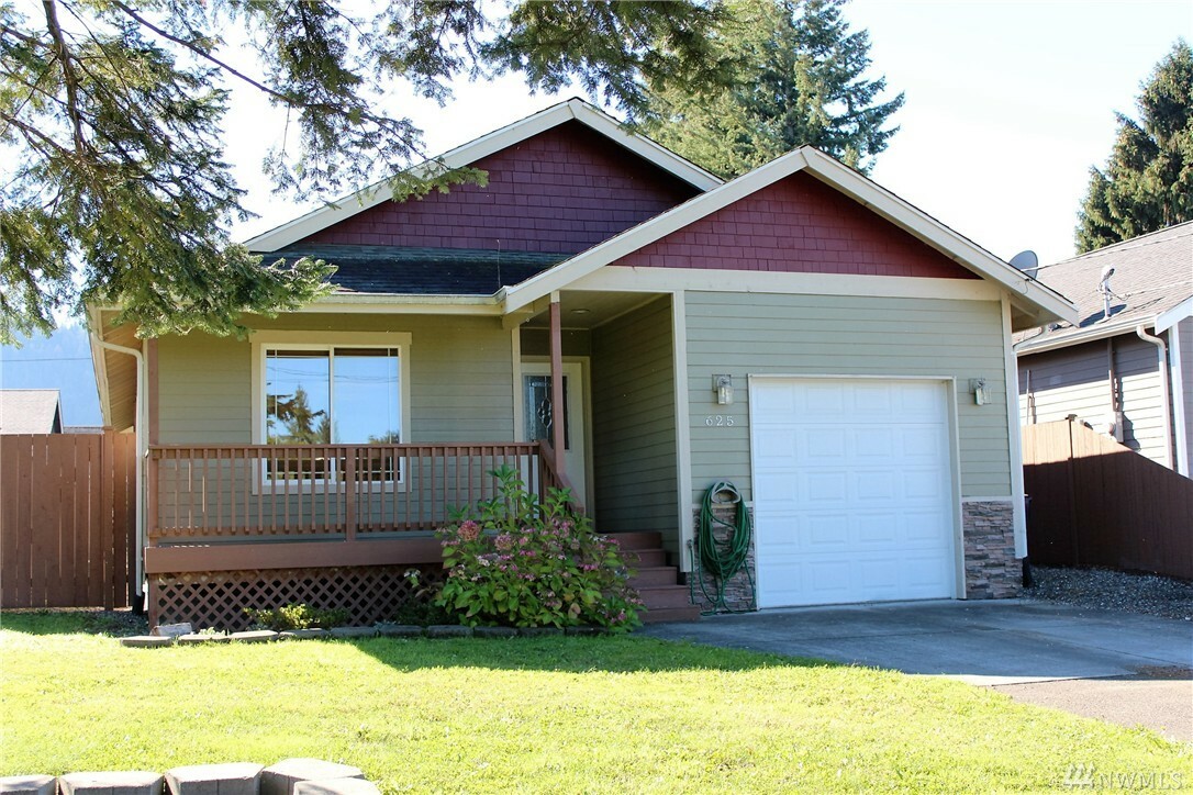 Property Photo:  625 Alexander St  WA 98284 