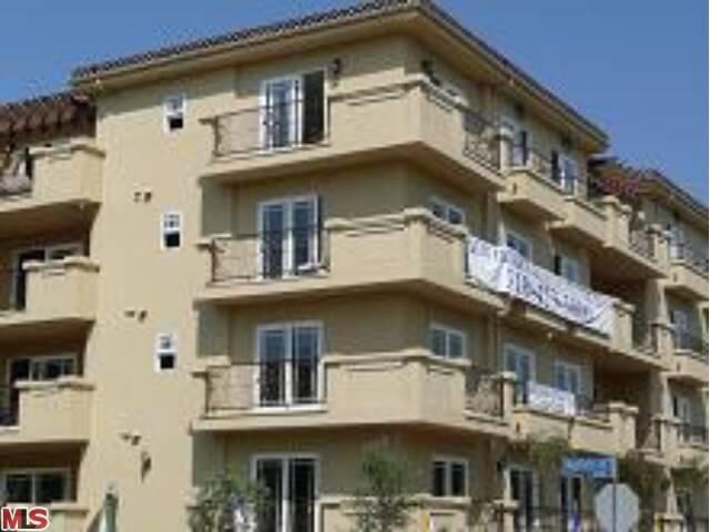 Property Photo: 11911 Mayfield Ave 101 CA 90049