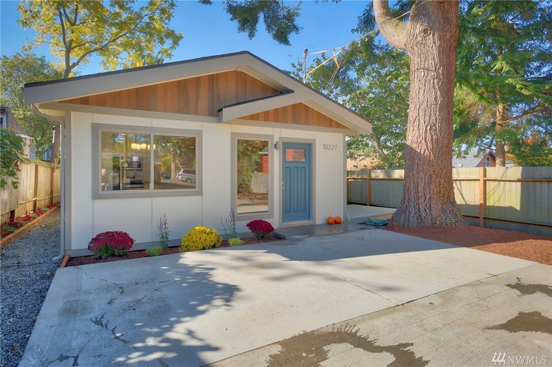 Property Photo:  10227  42nd Avenue SW  WA 98146 