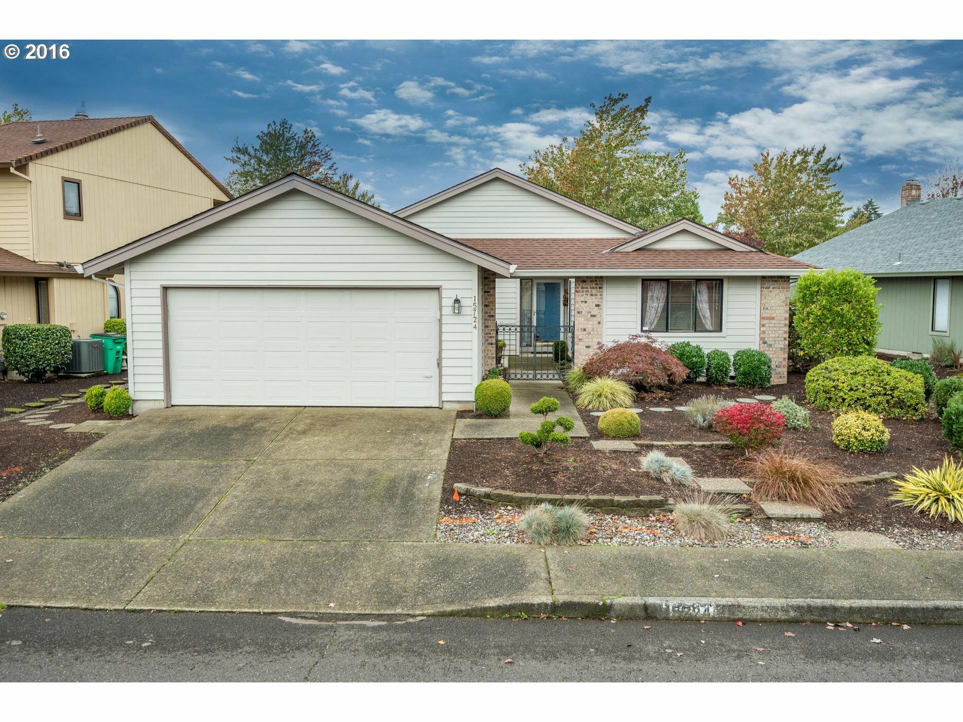 Property Photo: 15724 NE Knott St OR 97230
