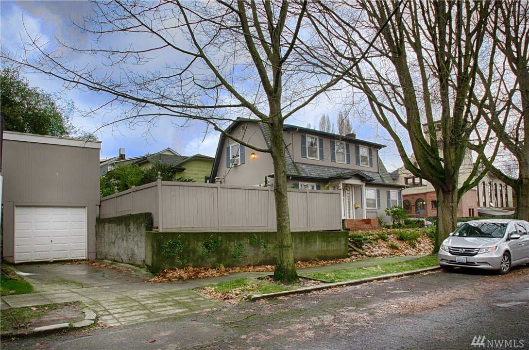 Property Photo:  2232 10th Ave E  WA 98102 