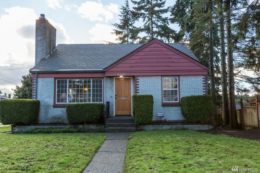 Property Photo:  3701 SW Henderson St  WA 98126 