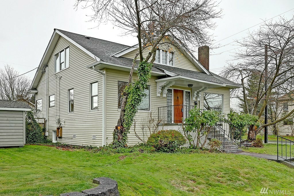 Property Photo: 2302 Pine St WA 98201