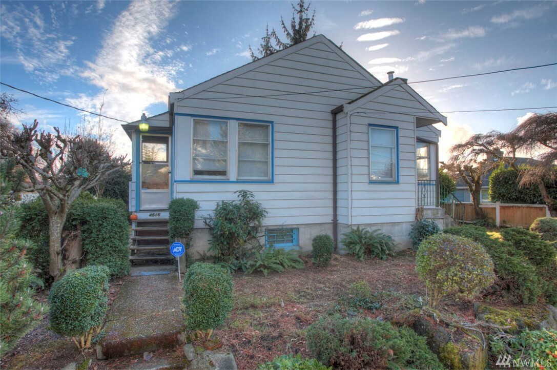 Property Photo:  4515 S Willow St  WA 98118 