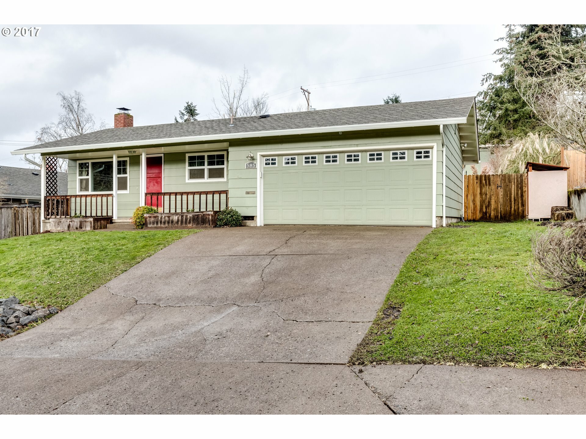 Property Photo: 585 W 27th Pl OR 97405