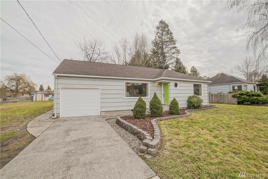 Property Photo: 1133 14th St SW WA 98371