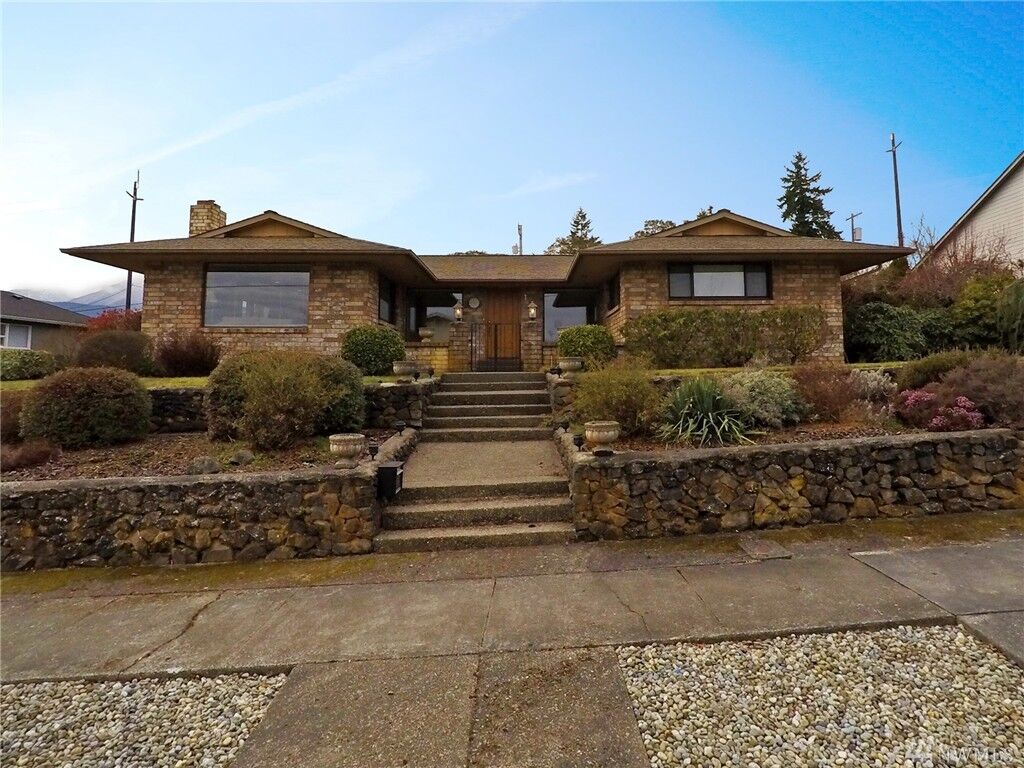 Property Photo: 1020 W 5th St WA 98363