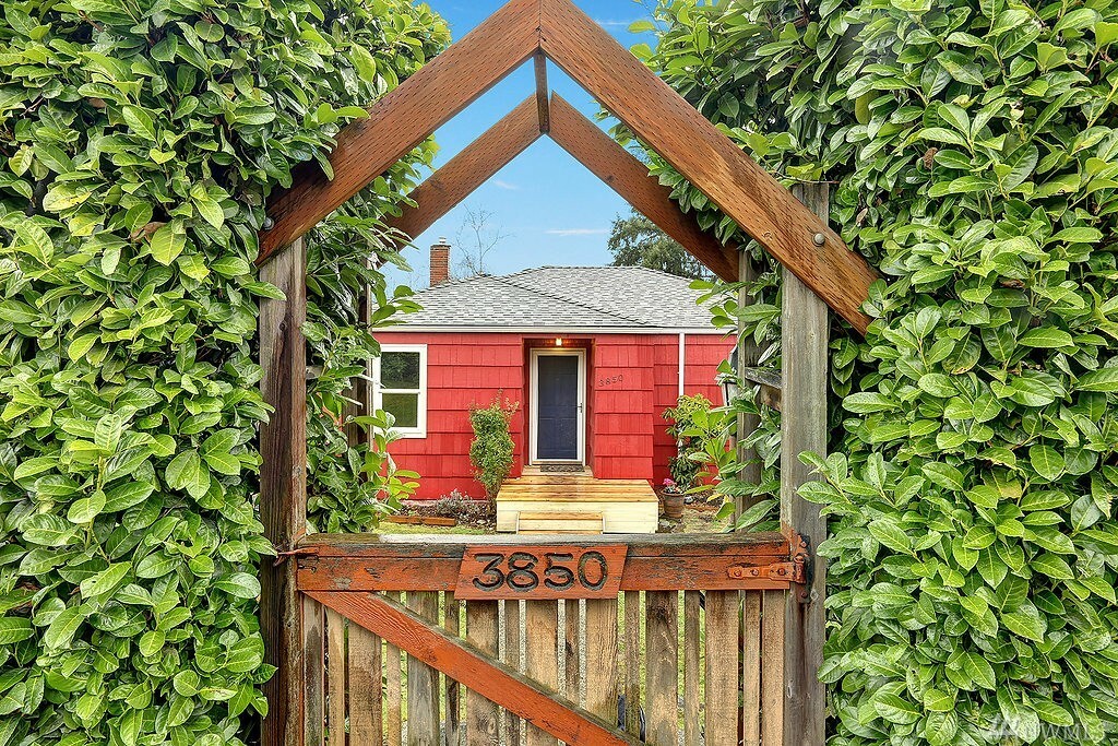 Property Photo: 3850 NE 95th St WA 98115