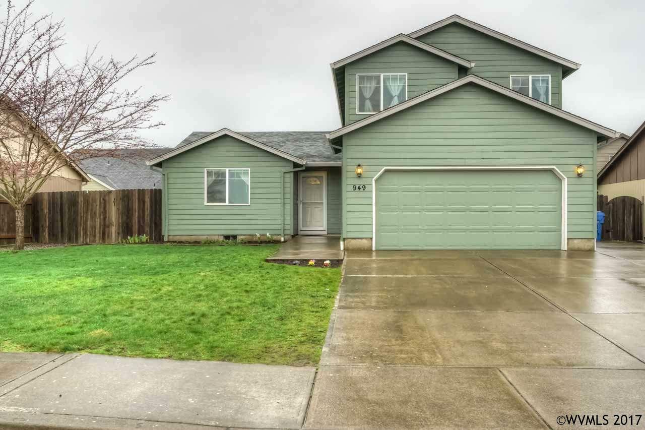 Property Photo: 949 Filbert St OR 97352