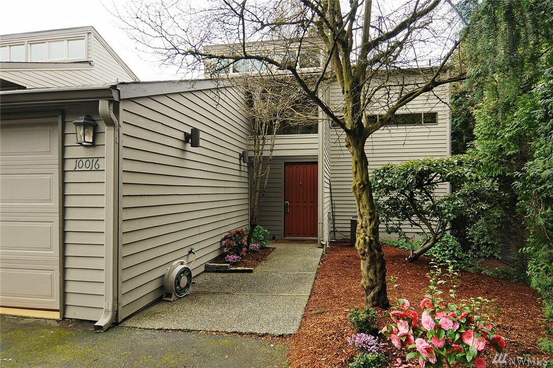 Property Photo:  10016 NE 115th Lane C-4  WA 98033 