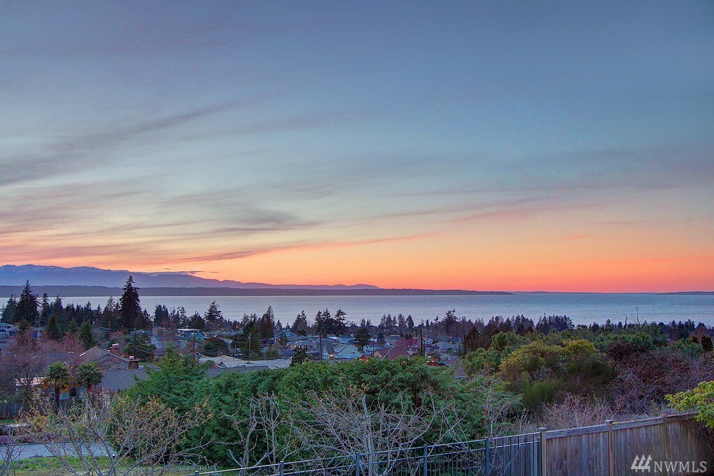 Property Photo: 215 Highland Dr WA 98020