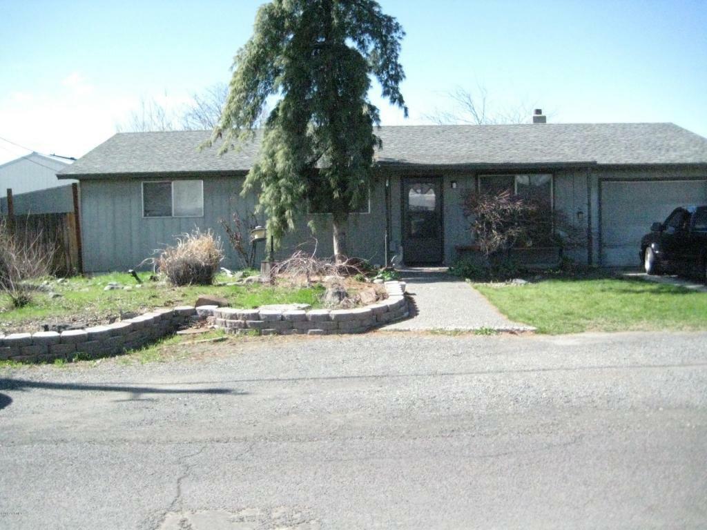 Property Photo:  2720 5th St  WA 98903 