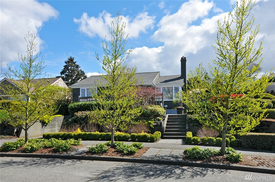Property Photo: 3032 13th Ave W WA 98119