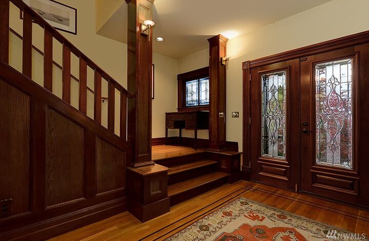 Property Photo:  1065 E Howe St  WA 98102 