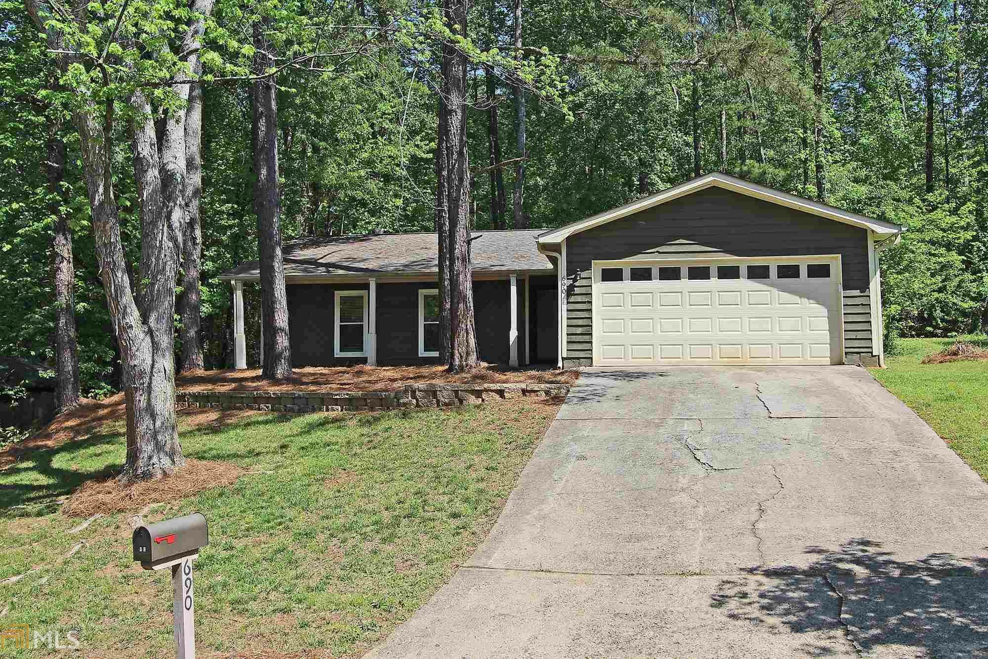 Property Photo:  690 Creekwood Xing  GA 30076 