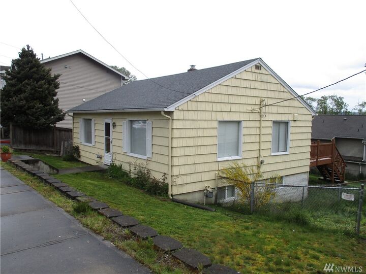 Property Photo:  917 E Marine View Dr  WA 98201 