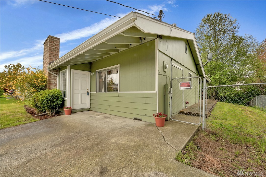 Property Photo:  2410 Woburn St  WA 98229 