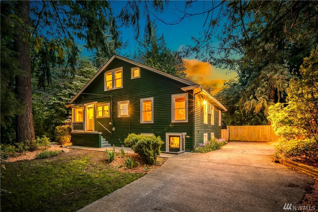 Property Photo:  3021 NE 135th St  WA 98125 