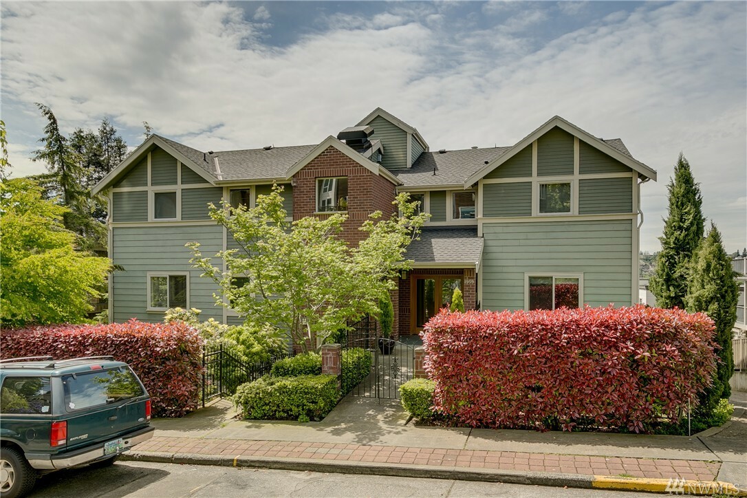 Property Photo:  1959 12th Ave W 2S  WA 98119 