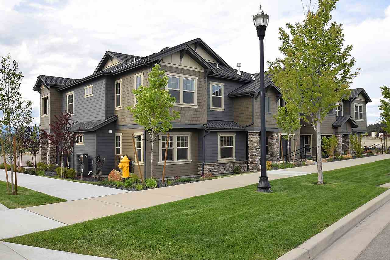 Property Photo: 24493 E Pinnacle Ct Unit D WA 99019