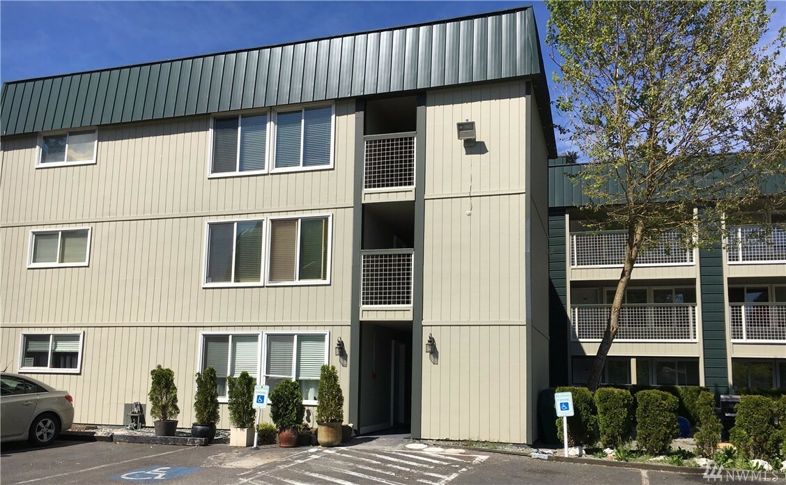 Property Photo: 101 SW 119th St 308 WA 98146