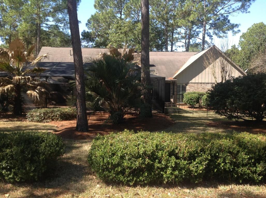 Property Photo: 1221 Chantilly Circle FL 32578