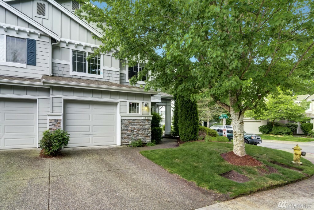 Property Photo:  4807 NE 5th Ct  WA 98059 