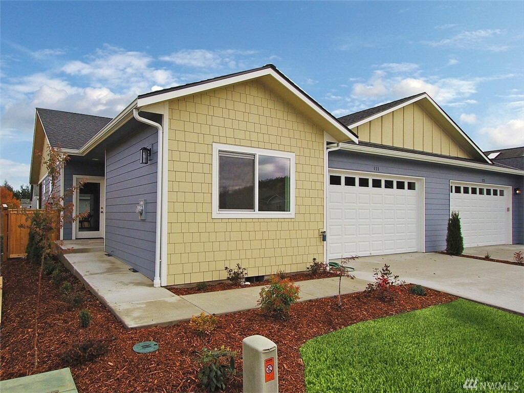 Property Photo:  111 Stratus Lp  WA 98382 