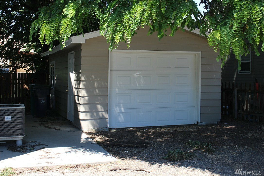 Property Photo: 502 1st St WA 98801