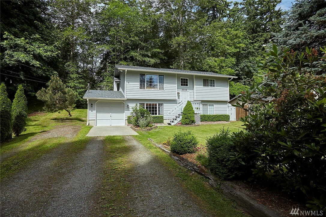 Property Photo:  1032 Alaska Ave E  WA 98366 