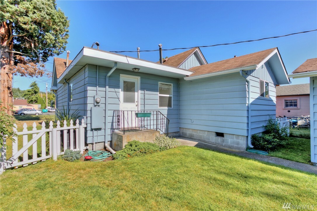 Property Photo: 430 4th St NE WA 98372
