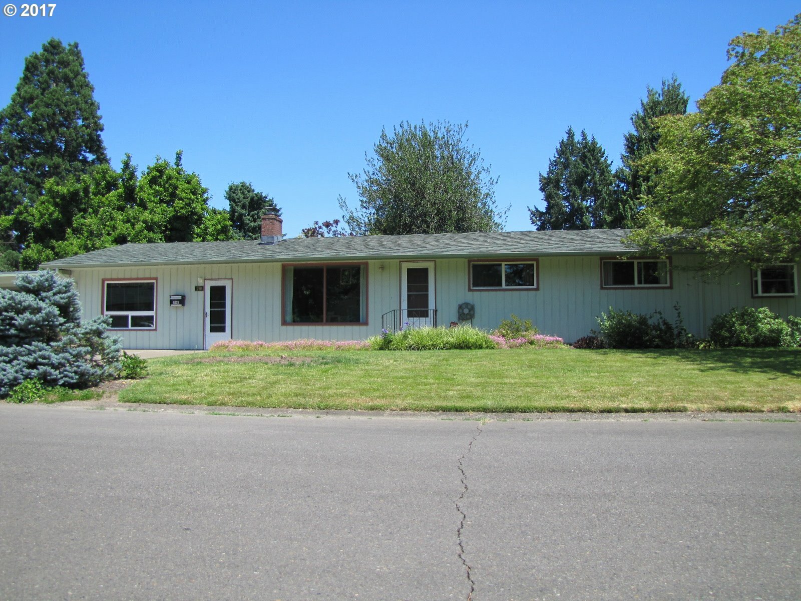 Property Photo:  290 Rose Ct  OR 97401 