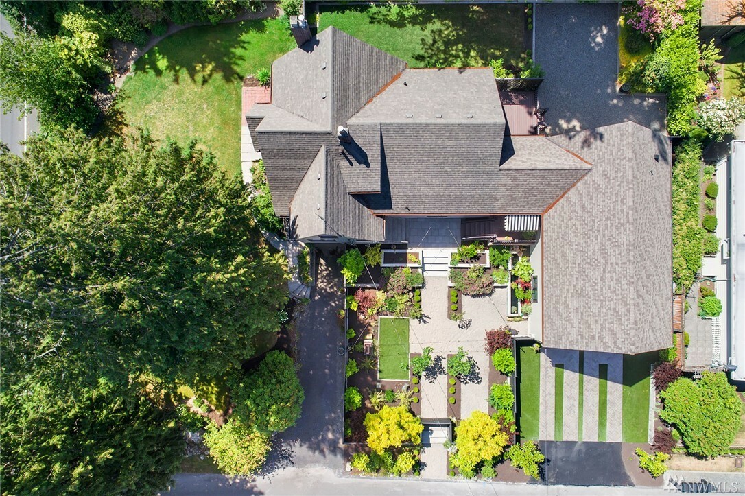 Property Photo: 1060 Spruce St WA 98020