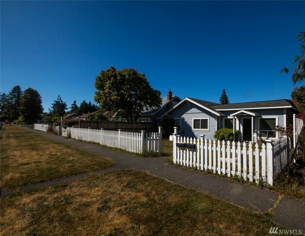 Property Photo:  213 215 W 12th St 215  WA 98362 