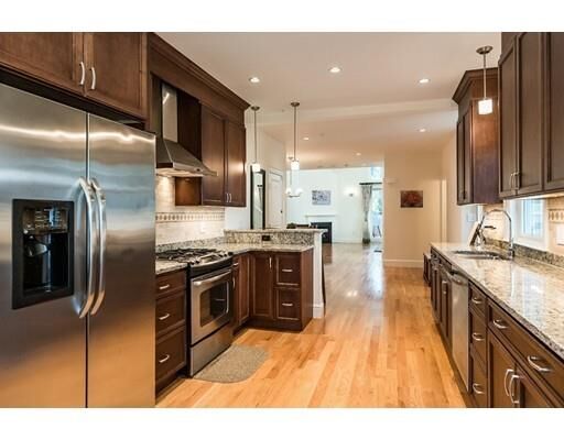 Property Photo:  7 Courtyard Place 7  MA 02420 