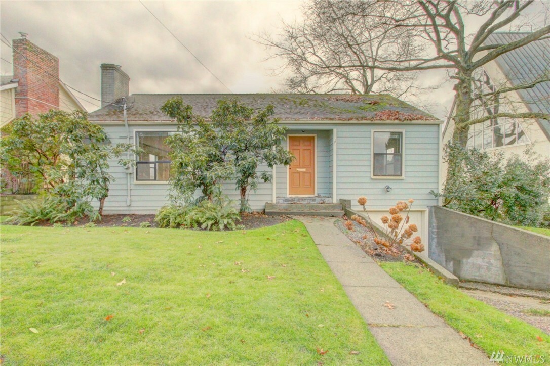 Property Photo:  4833 NE 45th St  WA 98105 