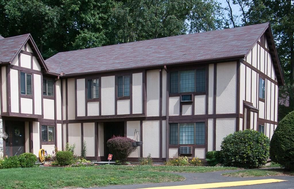 Property Photo: 152 Foxwood Close 152 CT 06461