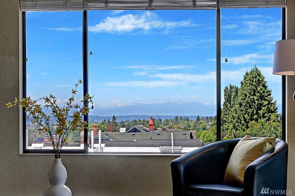 Property Photo: 7501 Greenwood Ave N 406 WA 98103