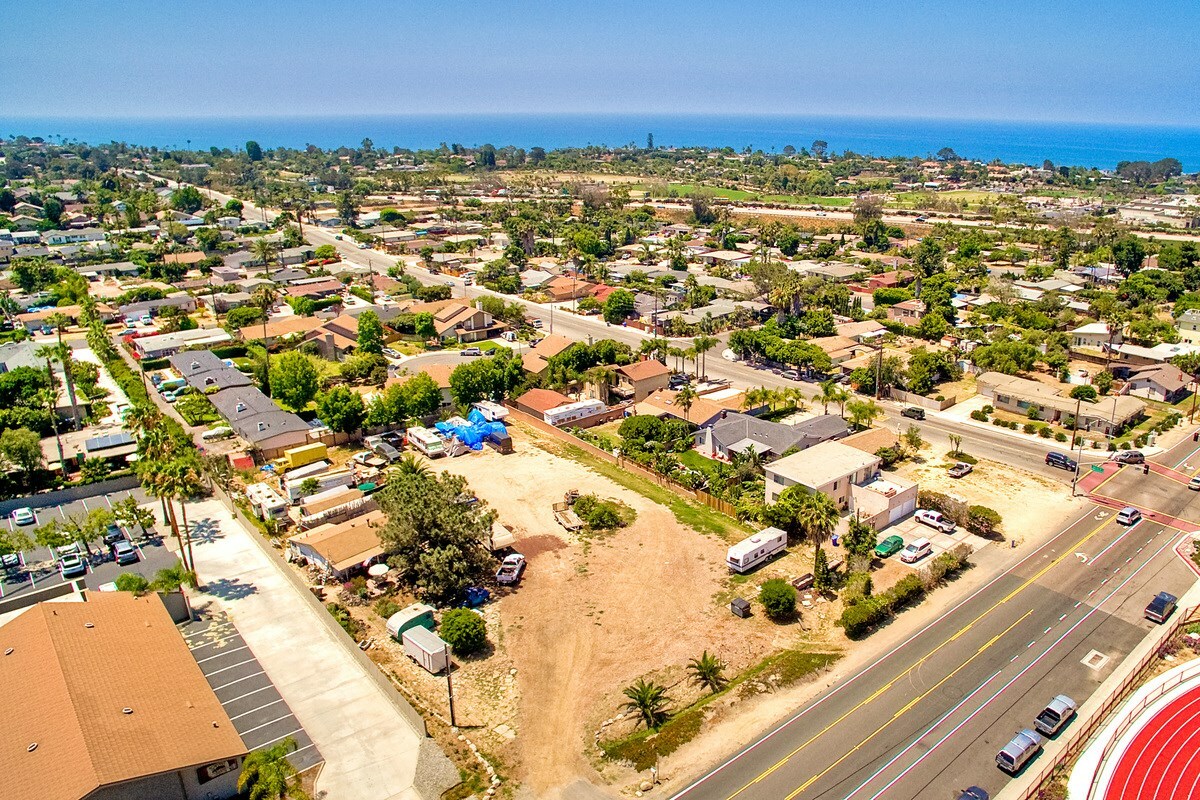 Property Photo:  735 Santa Fe Dr 1  CA 92024 