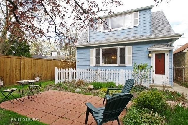 Property Photo:  1208 Dewey Avenue  IL 60202 