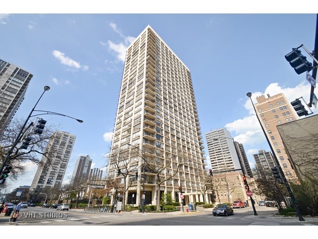 88 W Schiller Street 2108L  Chicago IL 60610 photo