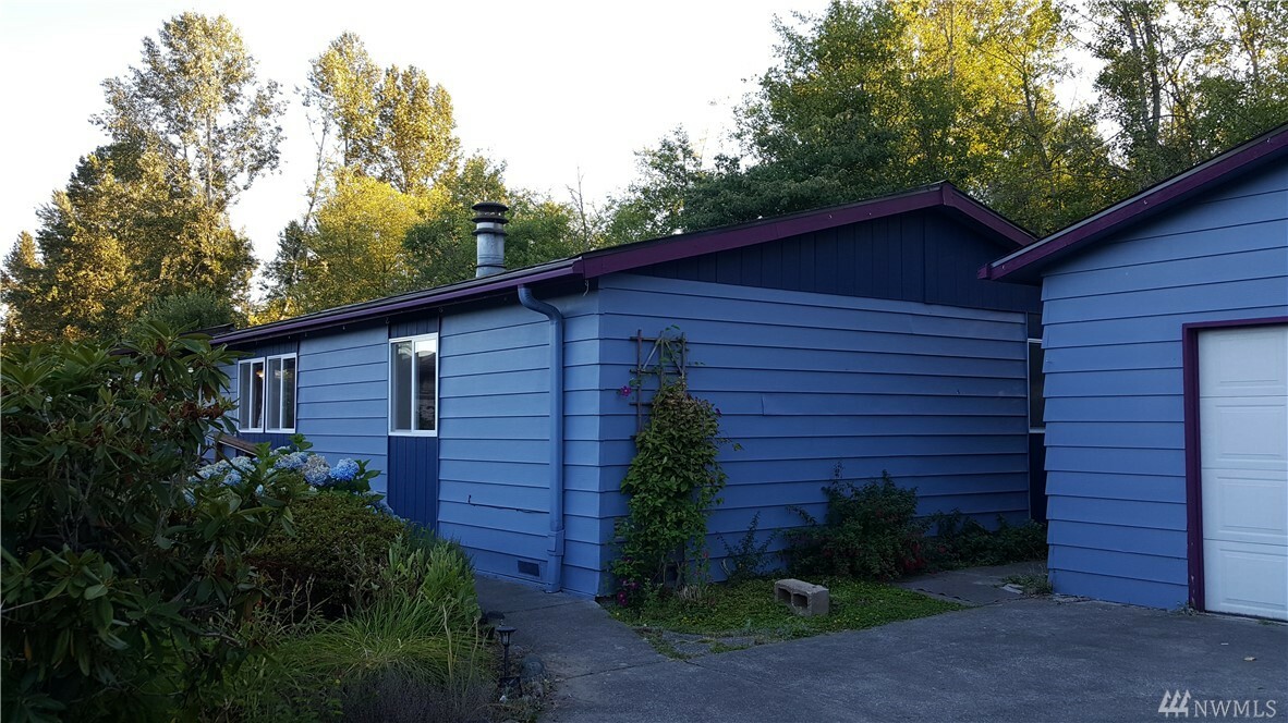 Property Photo:  23632 North Lake Cir  WA 98021 